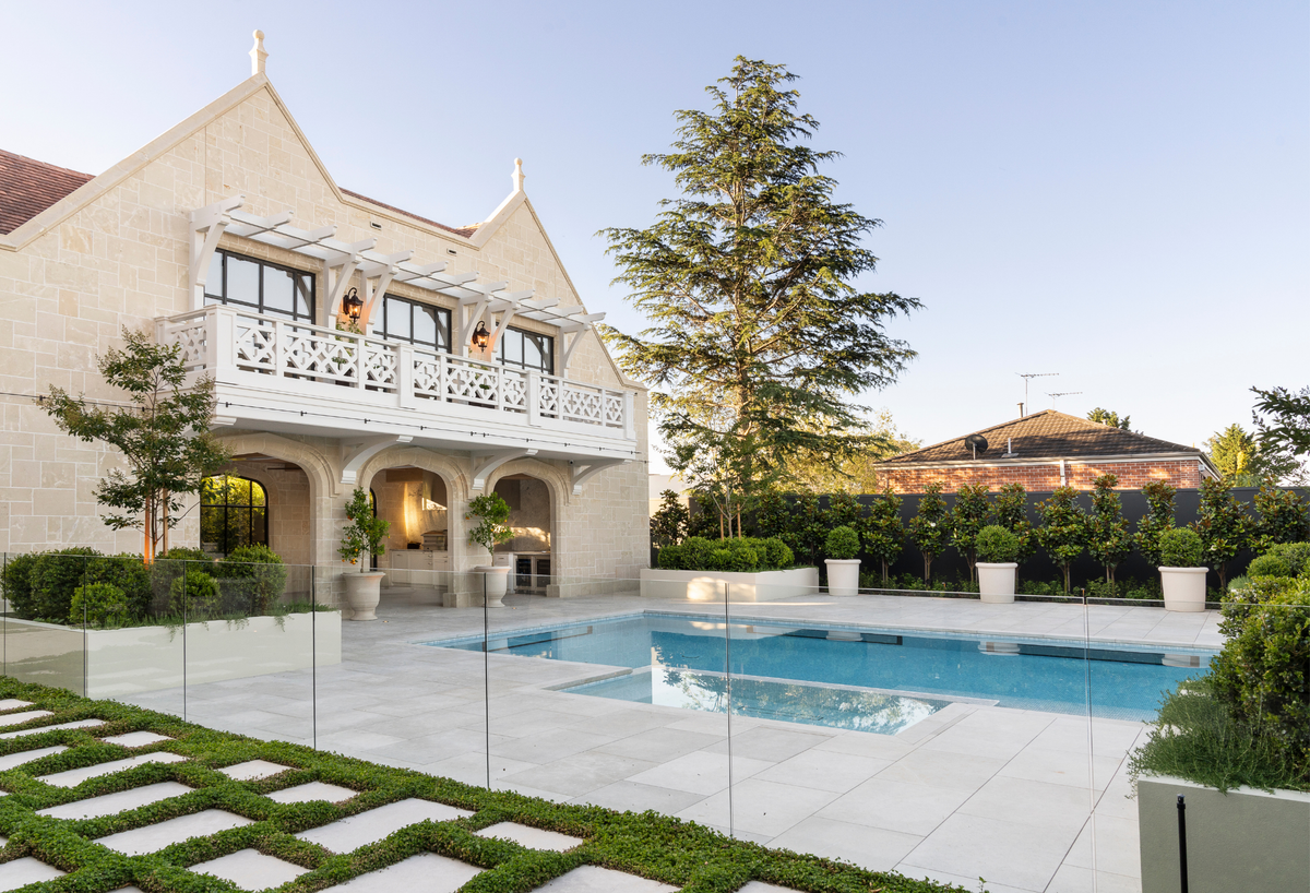 Fast-Growing, Low-Maintenance and Dense Hedging: Our Top 3 Options for a Property Line
